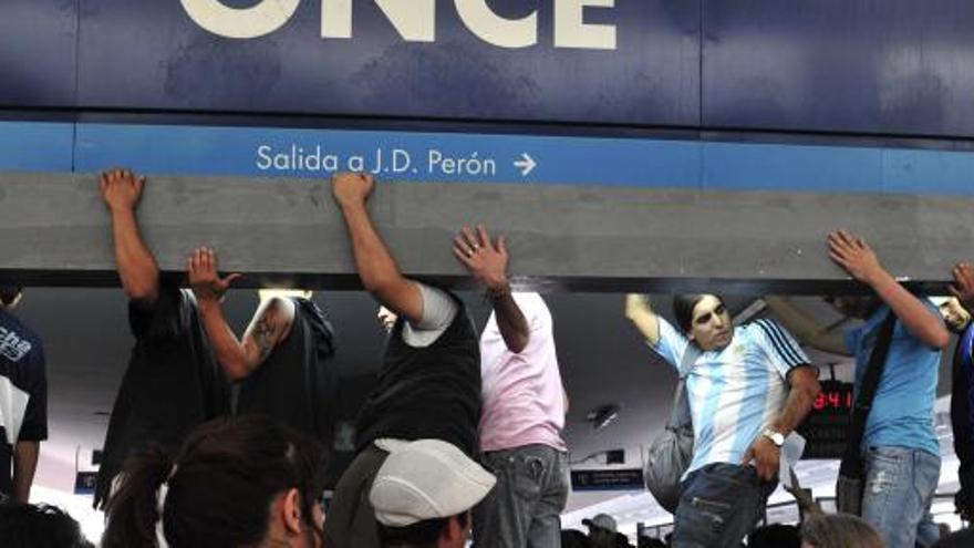 Ciudadanos protestan en la estación de tren dos días después del fatídico accidente.