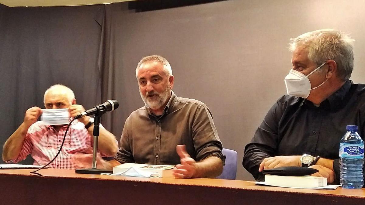 Josep Colomer, al centre, amb el professor Andreu Ros i el regidor de Cultural, Quico Moragues.