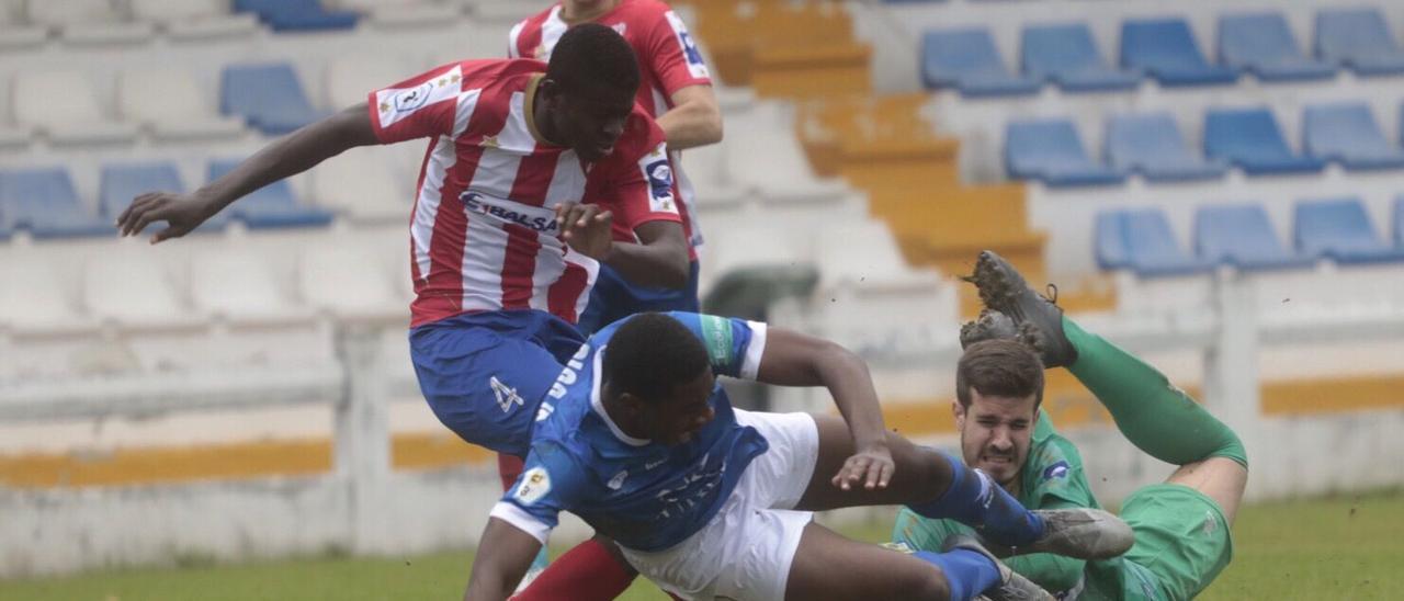 Traoré, a la izquierda, durante un partido con L&#039;Entregu