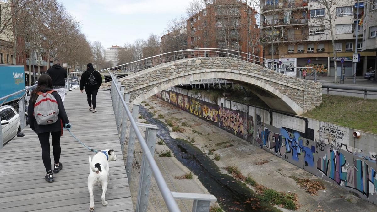 El Pont del Dimoni, en una imatge d’ahir al migidia, connecta els carrers de la Mare de Déu dels Àngels i la Maçana.  | ANIOL RESCLOSA