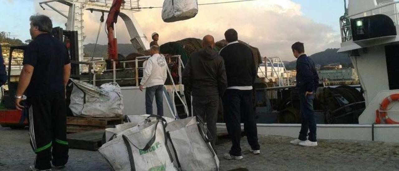 El barco &quot;Atardecer&quot; desembarca las bolsas con los residuos &quot;pescados&quot; en el fondo marino. // Faro