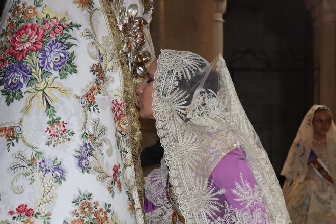 Así ha sido el Besamanos de las falleras mayores y cortes de honor 2025
