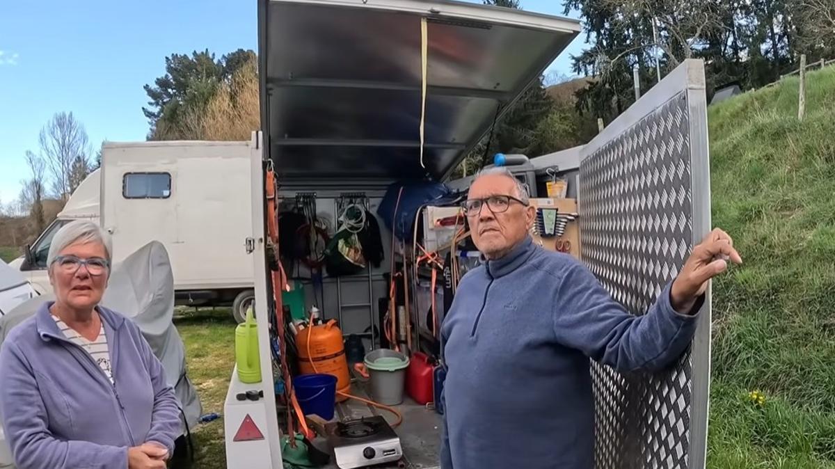 Maribel y Vicente, que llevan 5 años viviendo en 10m2 sin pagar facturas, enseñan sus utensilios.