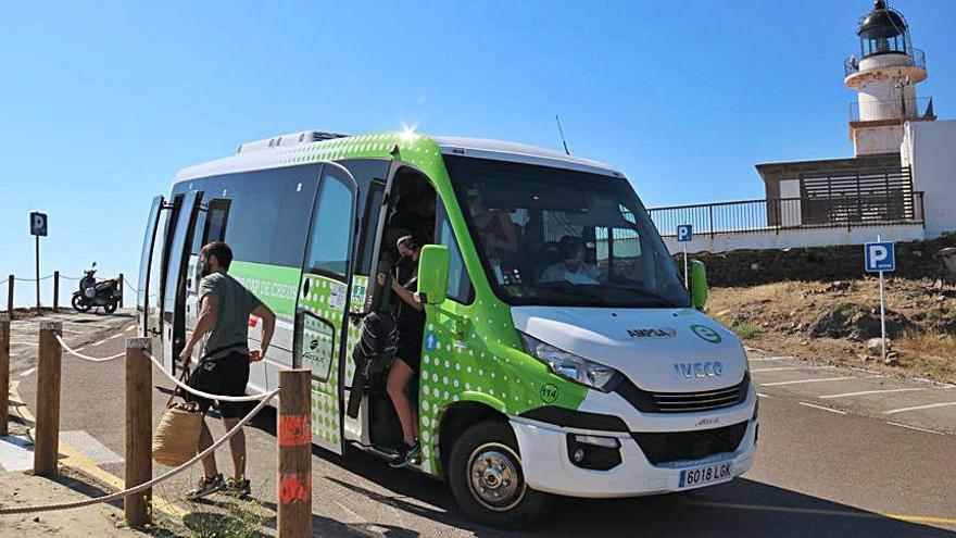 Passatgers baixant del bus que accedeix al cap de Creus.  | ACN