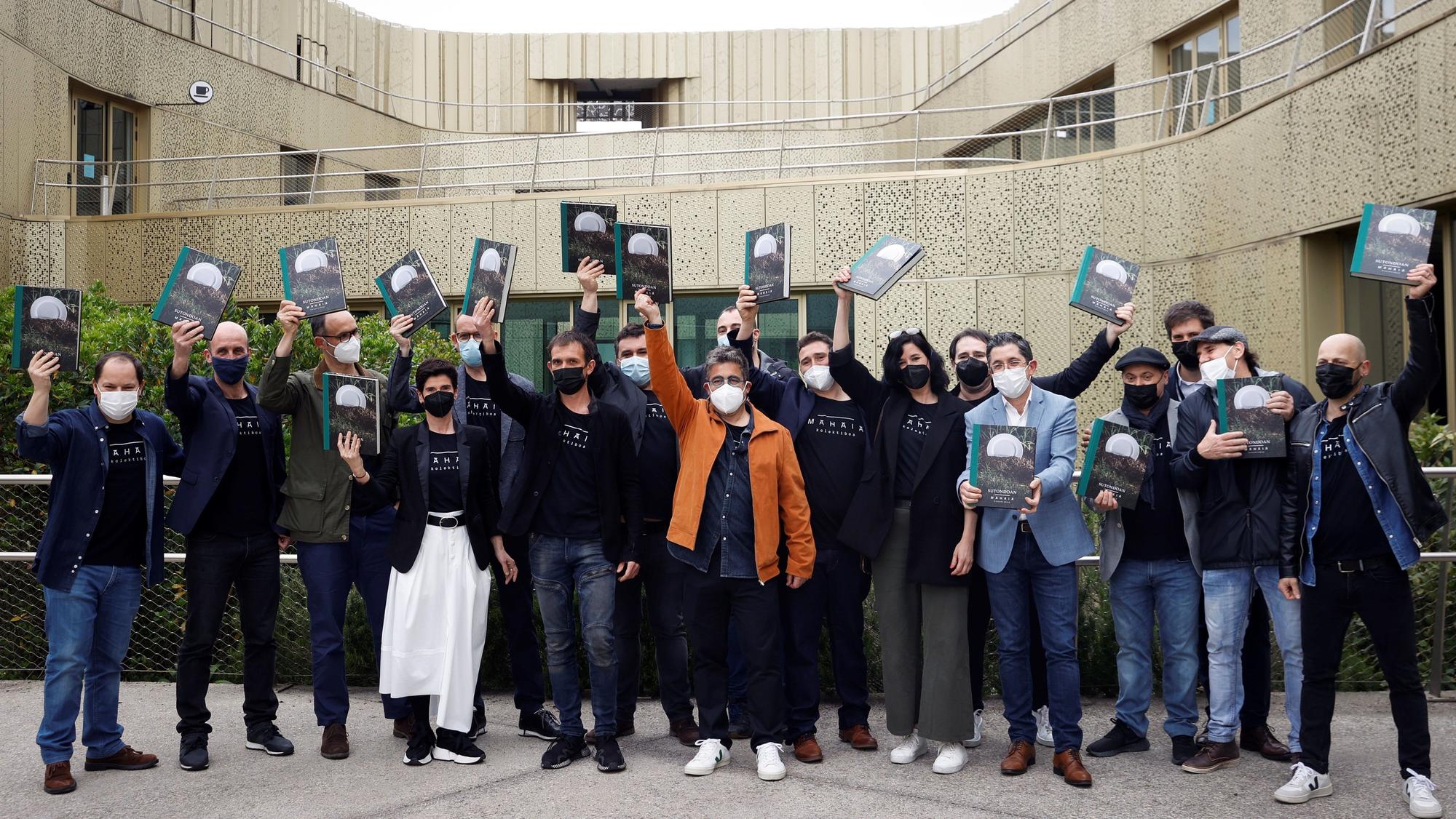 Los cocineros guipuzcoanos del nuevo colectivo Mahaia, con el libro 'Sutondoan', donde establecen su hoja de ruta.