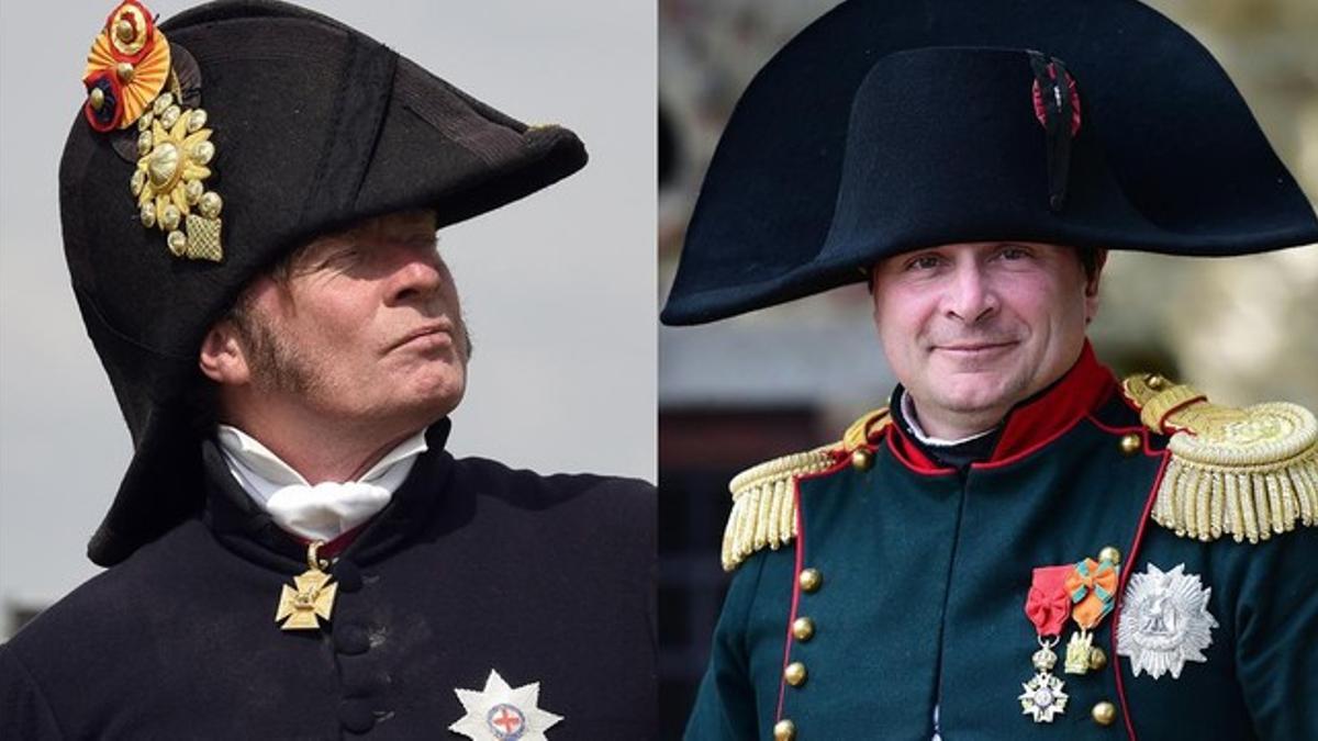 Recreación de los personajes de Wellington (izq) y Napoleón, en un combo de imágenes tomadas este jueves, durante la conmemoración del bicentenario de la batalla de Waterloo.