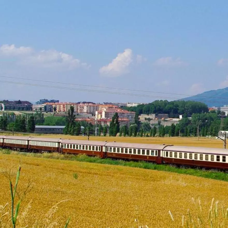 El tren más espectacular de España es el favorito de los mayores de 65 años y recorre cinco ciudades Unesco