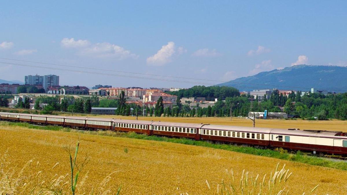 El tren más espectacular de España hace parada en ciudades Patrimonio de la Humanidad