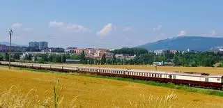 El tren más espectacular de España es el favorito de los mayores de 65 años y recorre cinco ciudades Unesco