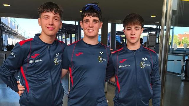 Por la izquierda, Samuel Valle, Adrián Villegas y Mario Menéndez, ayer en la estación de tren  de Gijón antes de iniciar el viaje.