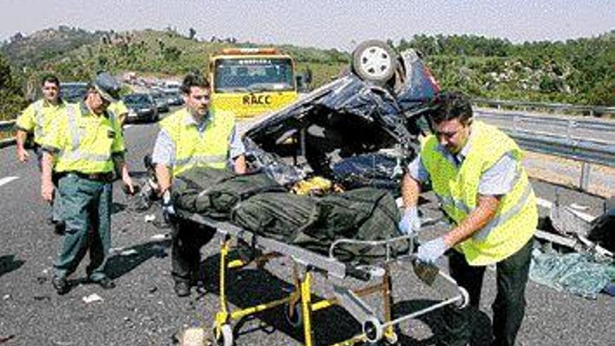 Vista del levantamiento de los cuerpos de los fallecidos. / jesús regal