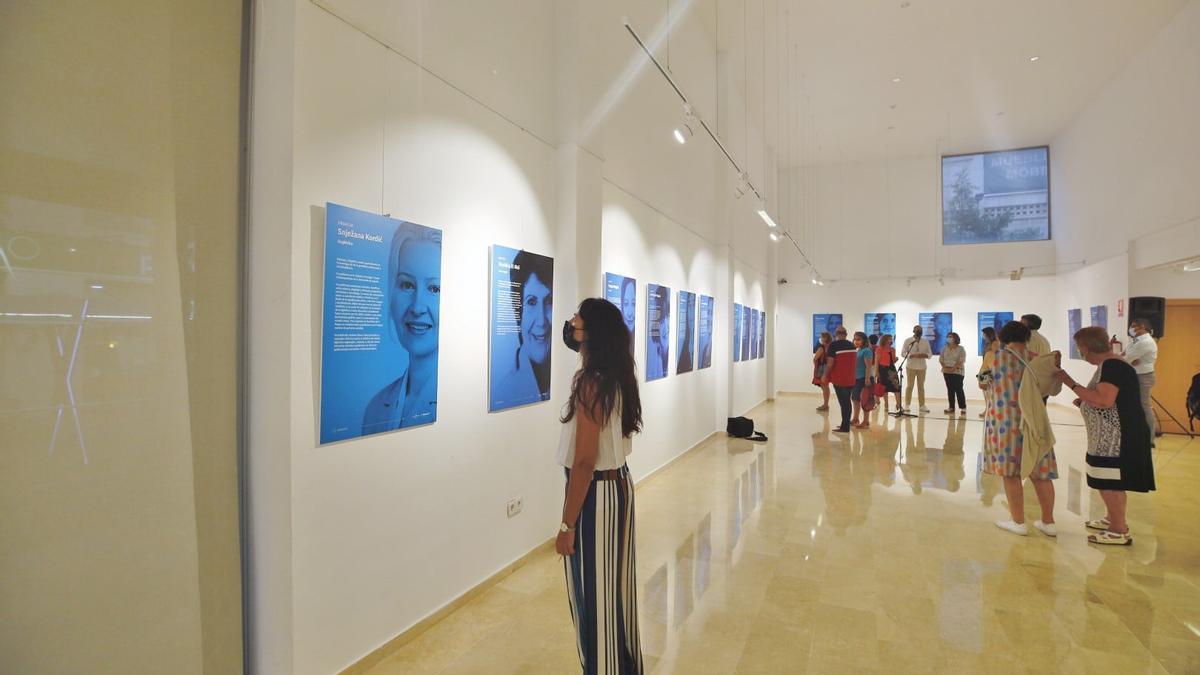 Imagen de la presentación de la exposición en el Centro Virgen del Camen de Torrevieja