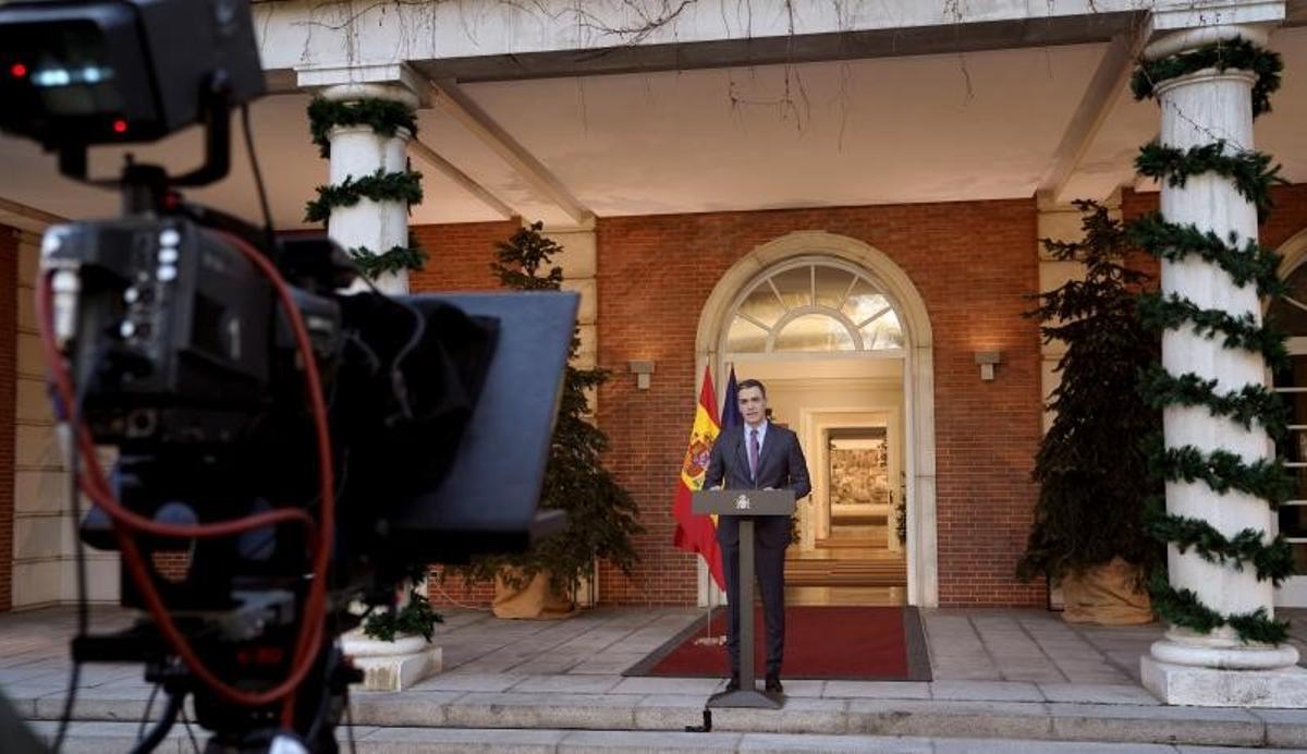 El presidente del Gobierno, Pedro Sánchez, durante su declaración institucional en las escalinatas de la Moncloa para solemnizar la despedida de Manuel Castells y la entrada de Joan Subirats en el Ministerio de Universidades, este 17 de diciembre de 2021.