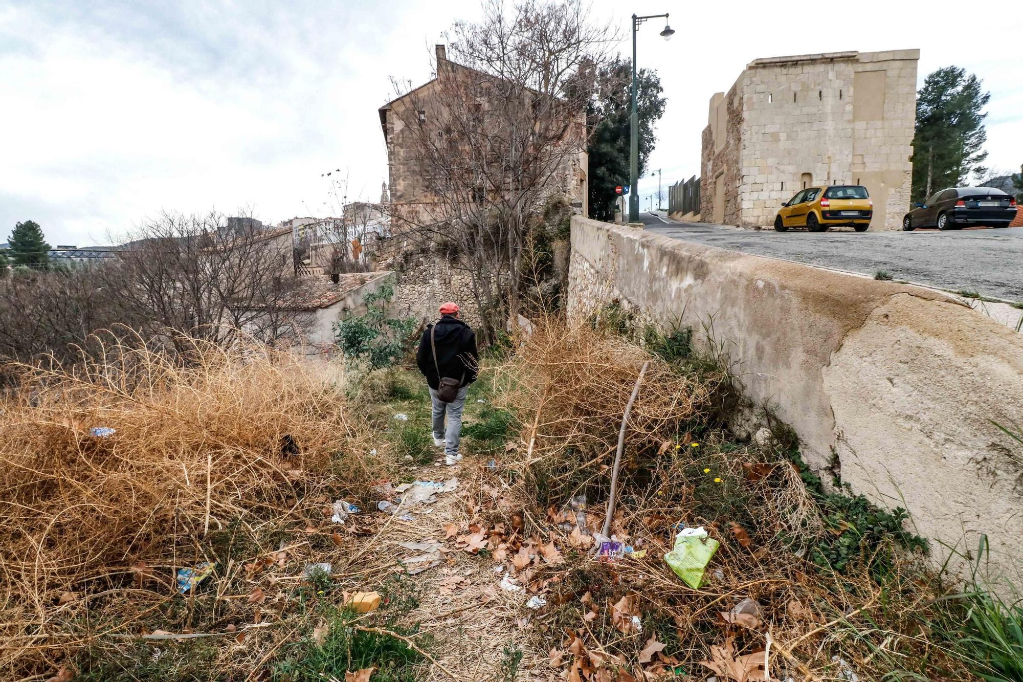Se amontona la basura en el barrio de Algezares de Alcoy, junto a la Torre-Portal de Cocentaina