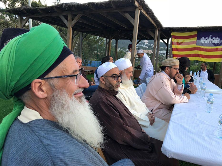 Cerca de trescientas personas participan en un encuentro para dar a conocer la comunidad musulmana de Santa Eulària.