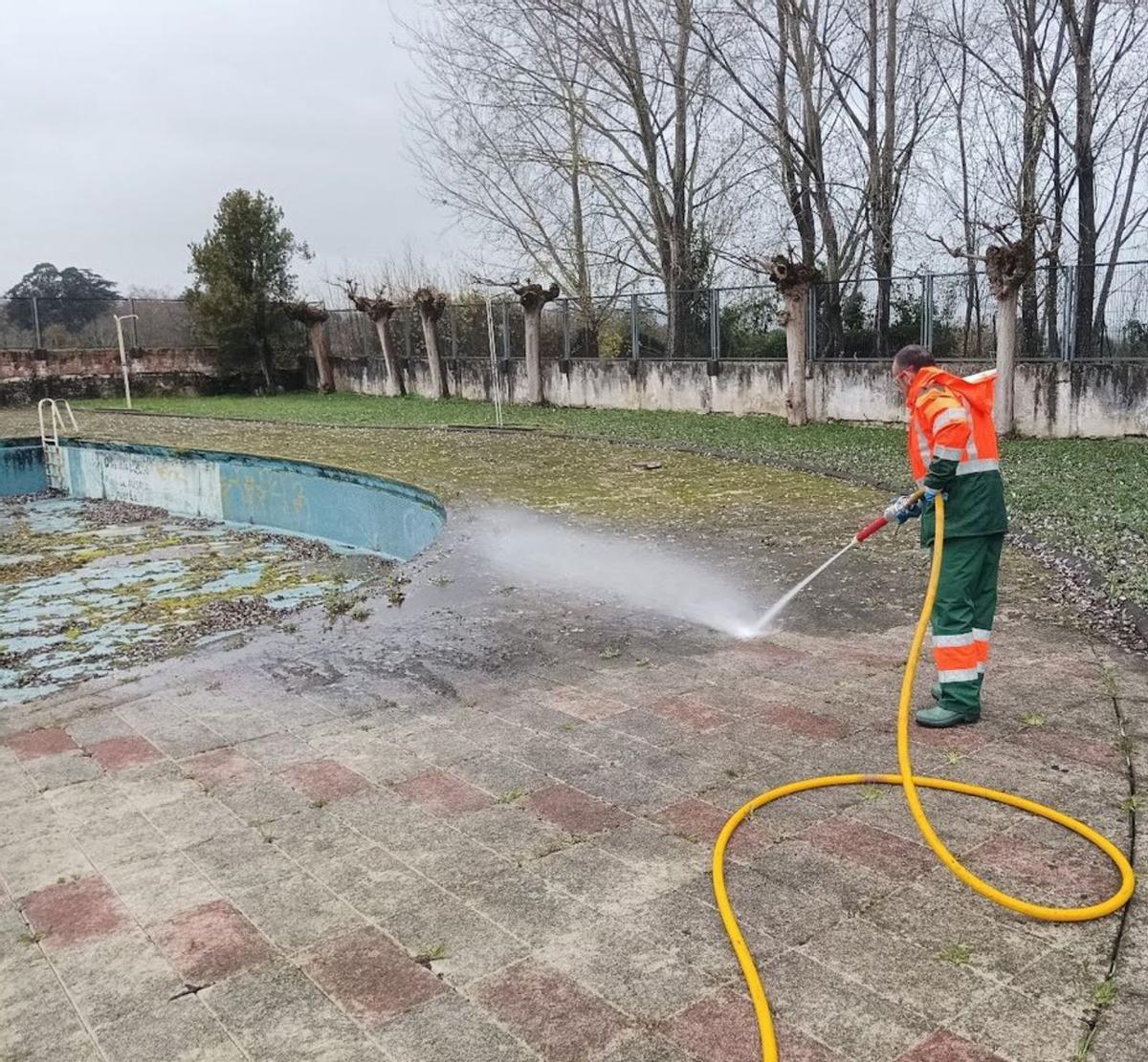Dos operarios de Emulsa, en las labores de limpieza iniciadas ayer.