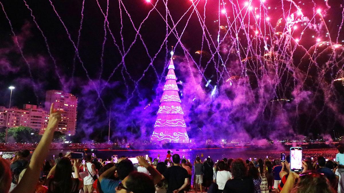 El árbol de Navidad se erige en medio del agua ante la mirada de miles de personas, que acompañaron su encendido.