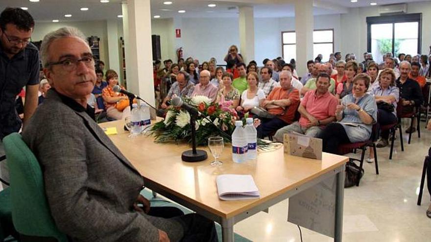 Juan José Millás atrajo a numeroso público en la tarde de ayer a la Biblioteca de Muro.