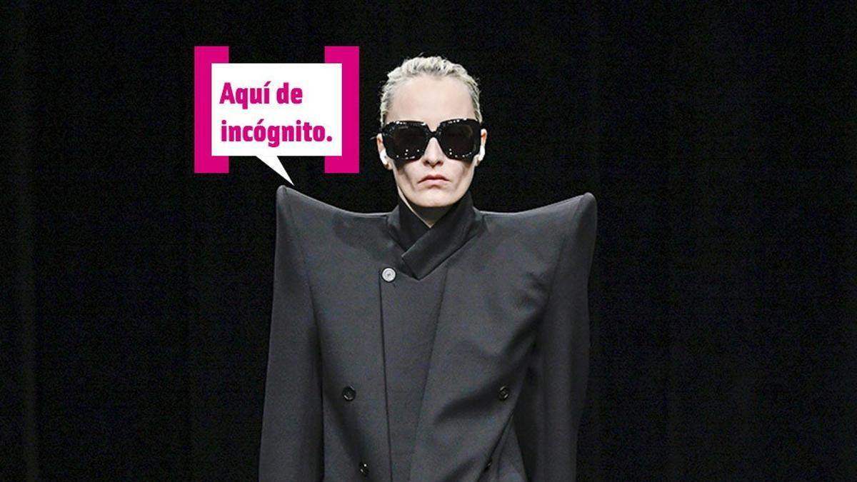 Hoy en modas locas: por qué Balenciaga quiere que nos hagamos la coleta con un cargador