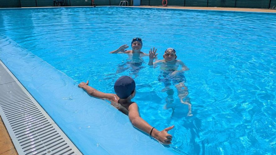 Langreo se refresca en Riaño para combatir el calor: las piscinas públicas del distrito duplican la cifra de bañistas con las altas temperaturas de estos días