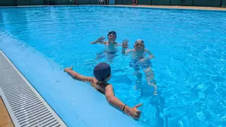 Langreo se refresca en Riaño para combatir el calor: las piscinas públicas del distrito duplican la cifra de bañistas con las altas temperaturas de estos días