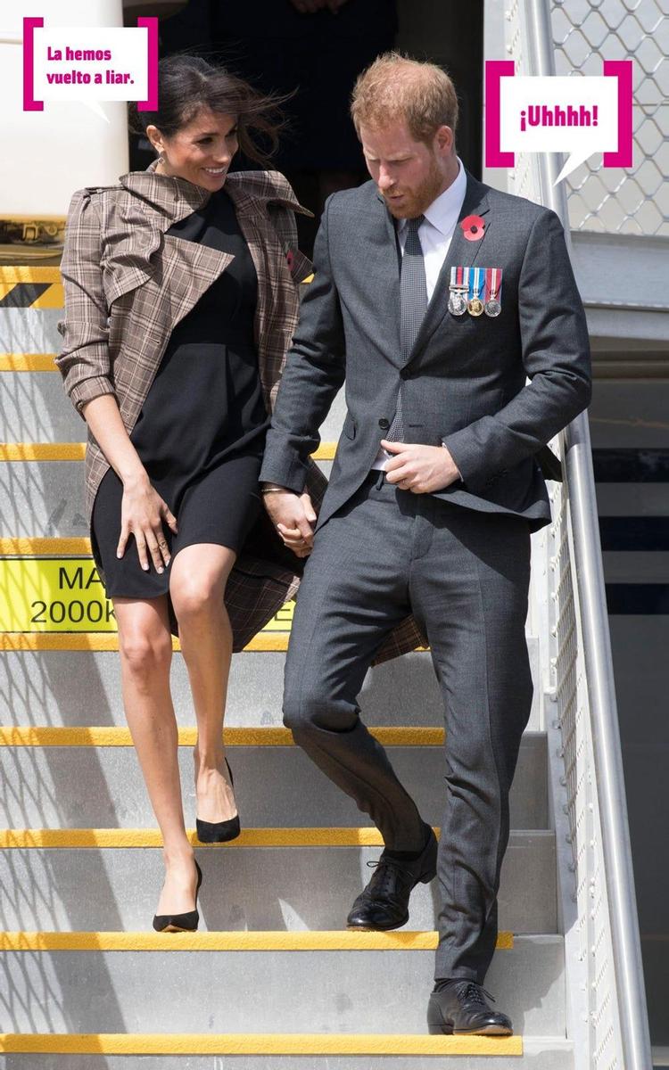Meghan Markle y Harry bajando del avión con cuidadito