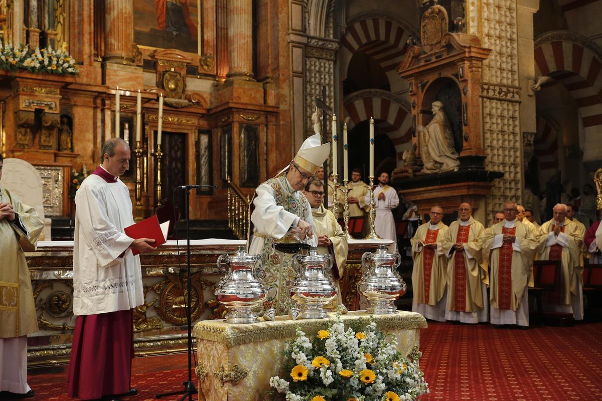 El obispo de Córdoba, Jesús Fernández, durante la Misa Crismal