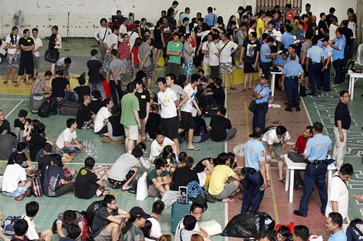 Agents de policia filipins comproven les identitats de diversos sospitosos de cibercrim a Canlubang, província de Laguna, al sud de Manila (Filipines). La policia ha arrestat 257 sospitosos, la majoria de Taiwan i Xina, en una sèrie de batudes en presumptes locals destinats al cibercrim que tenien com a objectiu possibles víctimes a la Xina.