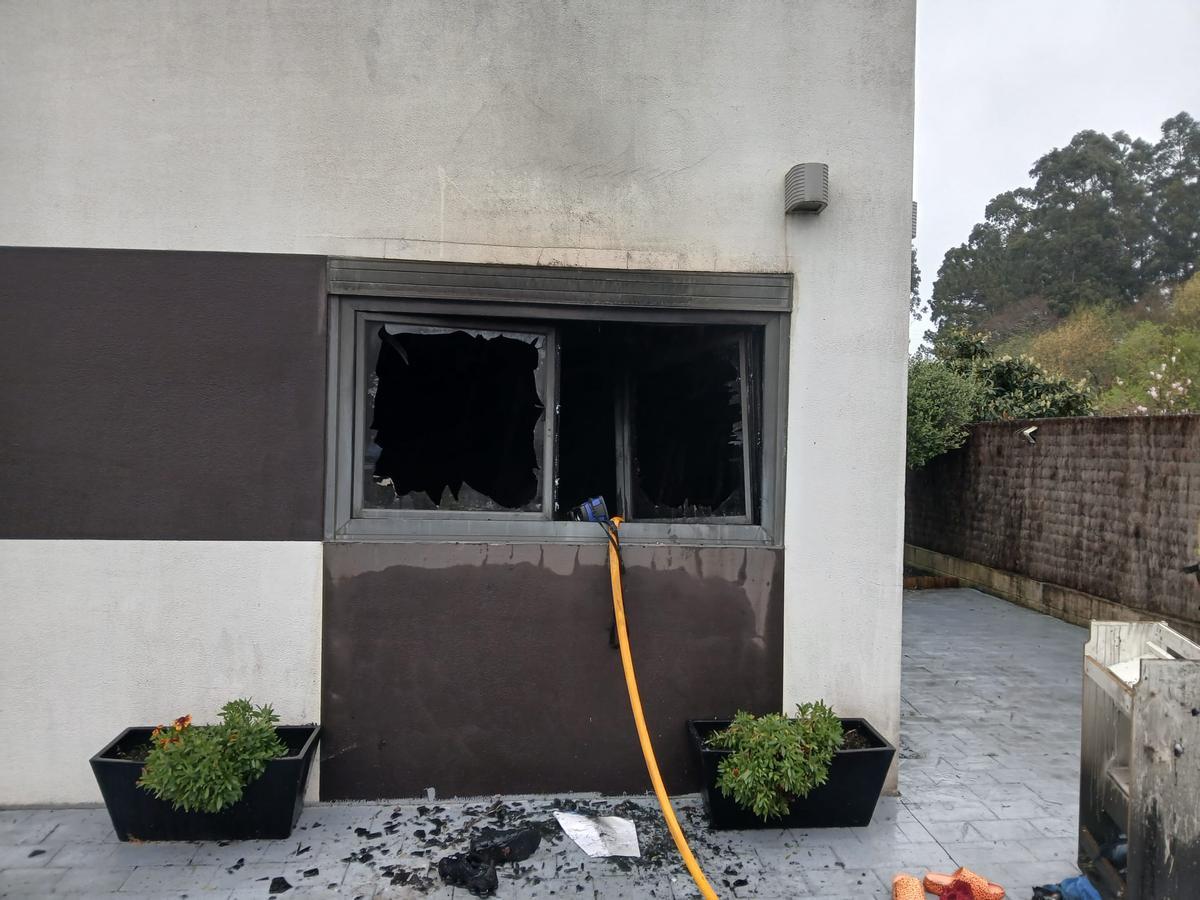 Una menor, evacuada al hospital tras un incendio en una casa unifamiliar de Oleiros.