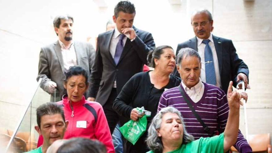 Desalojan a un grupo de activistas tras lanzar monedas de céntimo de euro en la Asamblea