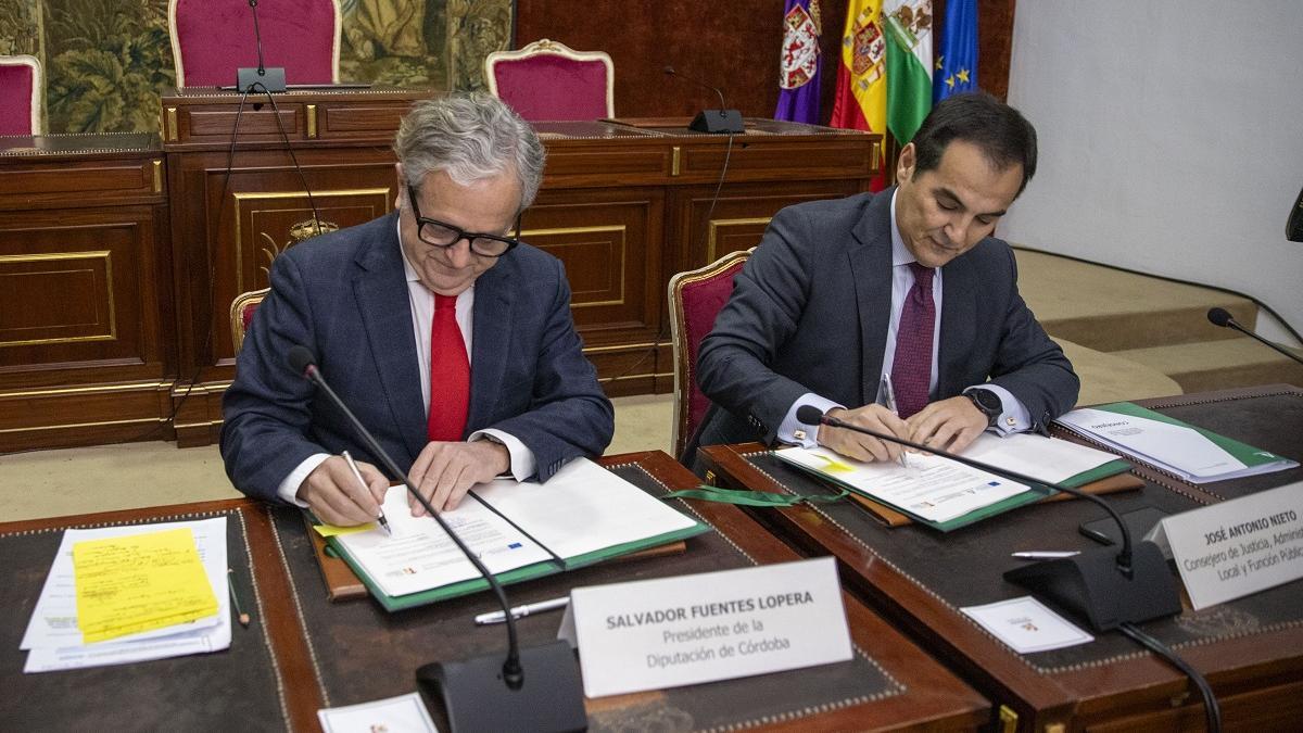 Firma del convenio para reducir la brecha digital en Córdoba.