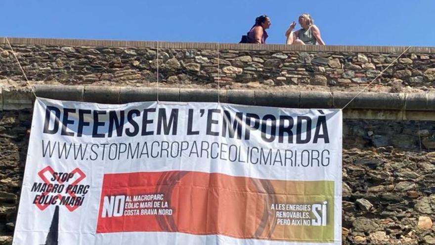 Roses Pancarta contra el parc eòlic marí, a les muralles de la Ciutadella