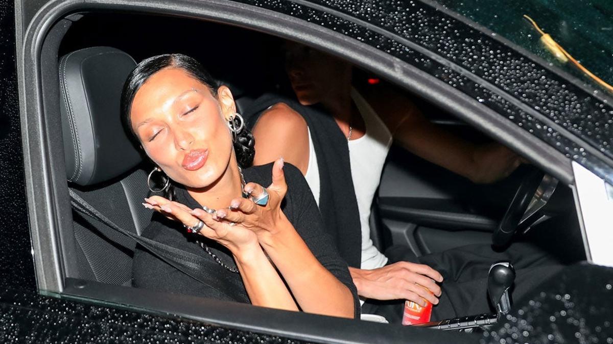 Bella Hadid en el coche con piercing dosmilero