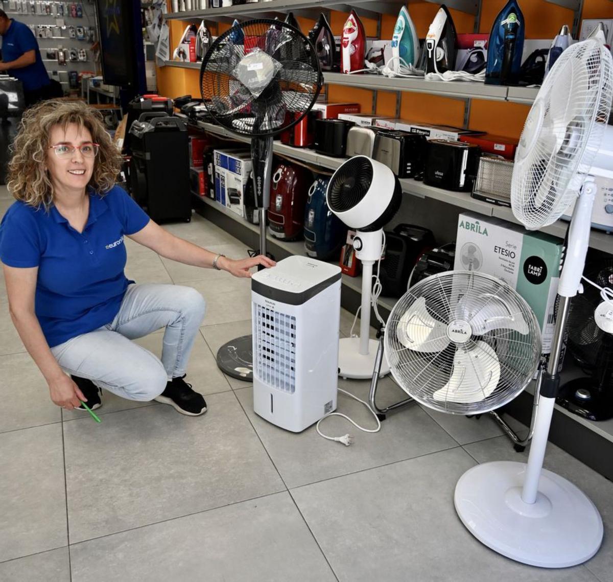 Loli Portela muestra climatizadores y ventiladores. |  // RAFA VÁZQUEZ