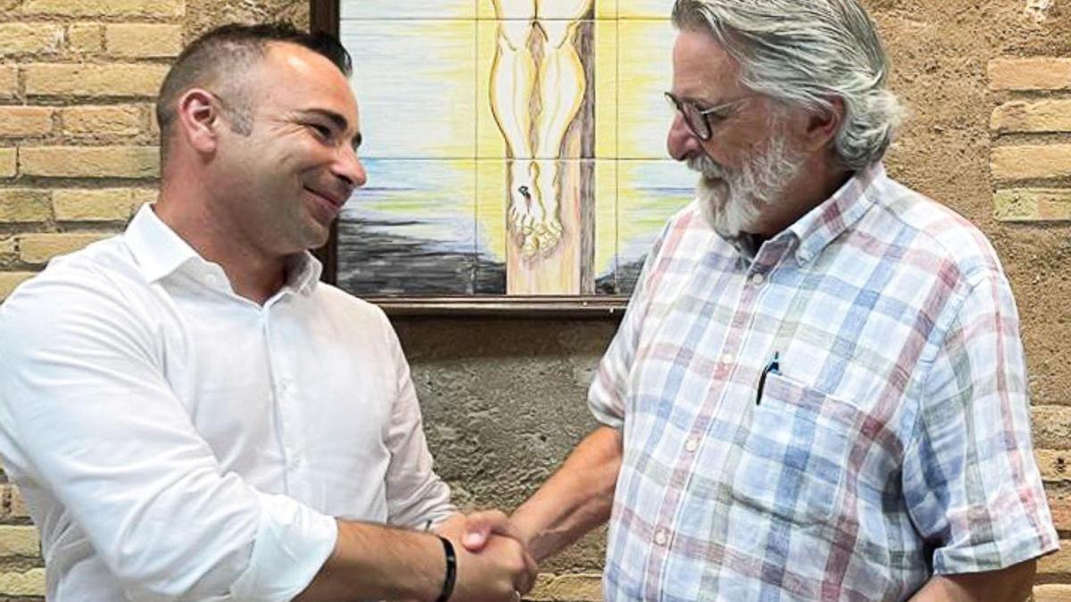 Carles Genís recibe la felicitación de Pep Martorell