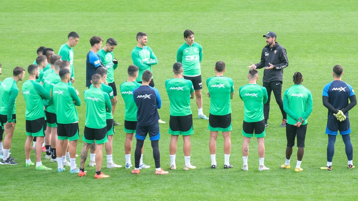 Pablo Machín dialoga con sus futbolistas antes de comenzar un entrenamiento