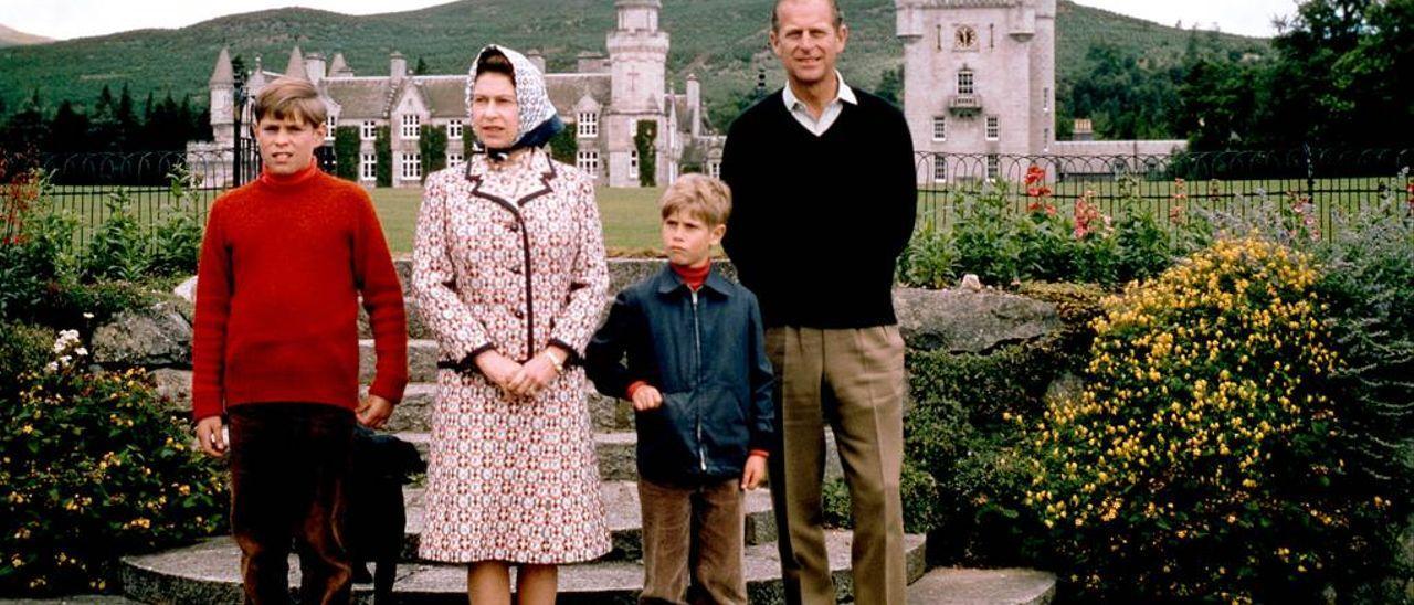 La Reina y el Duque con sus hijos, los Príncipes Andrés y Carlos, en 1972 en Balmoral