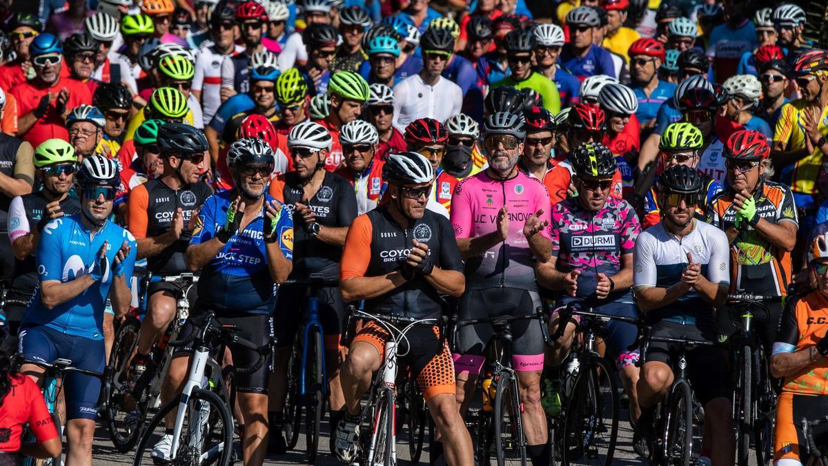 Homenaje ciclista a los dos compañeros atropellados el pasado fin de semana en Castellbisbal.