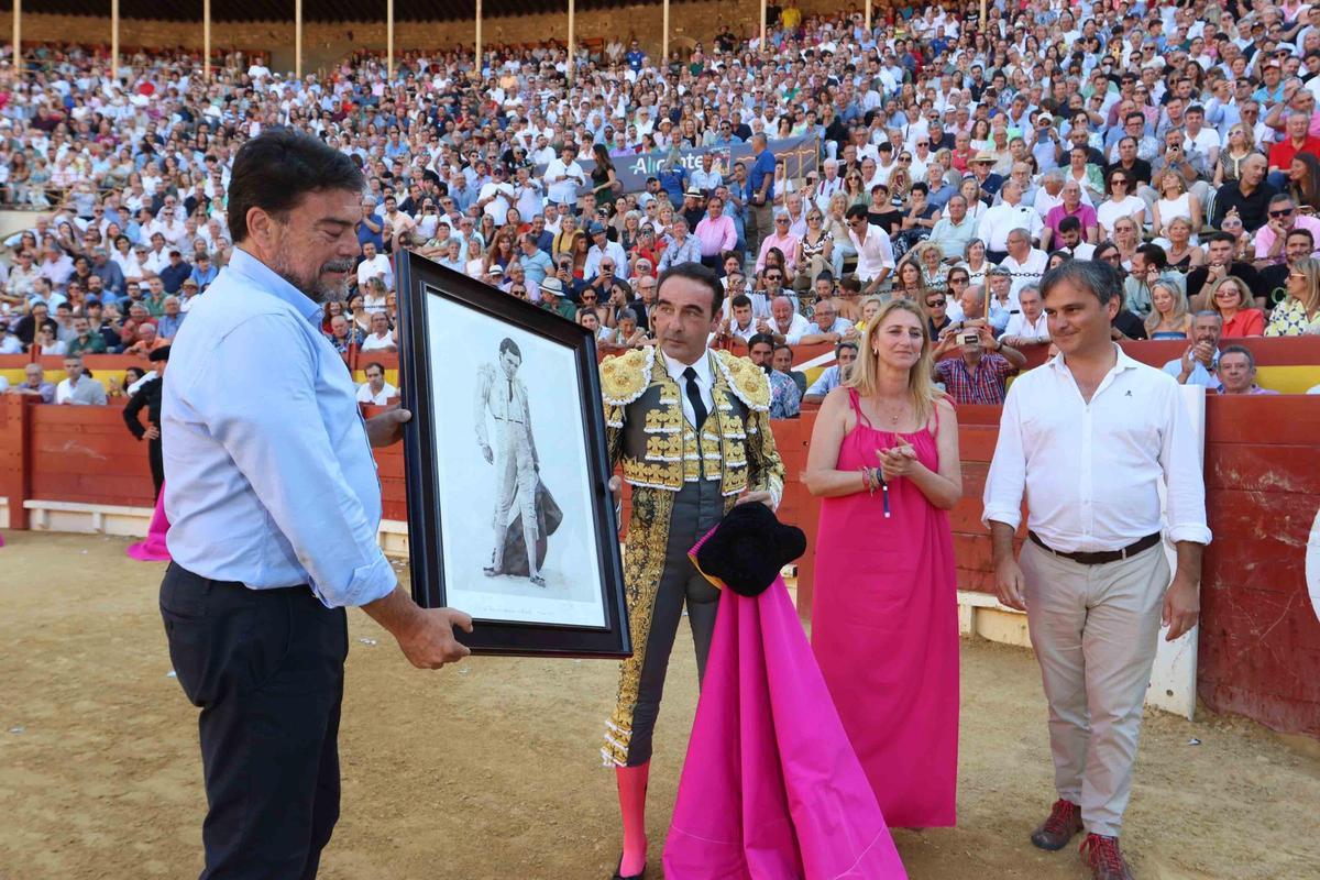 Ponce se despide por la puerta grande en la Feria de Hogueras de ...