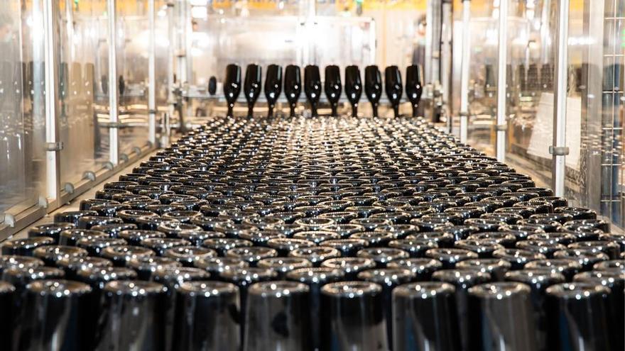 Proceso del embotellado dentro de la fase de producción del cava.