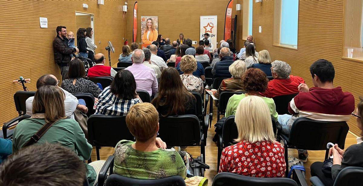 El salón de actos del edificio de Servicios Sociales congregó ayer a decenas de personas en el acto de campaña de Compromís en Vila-real.