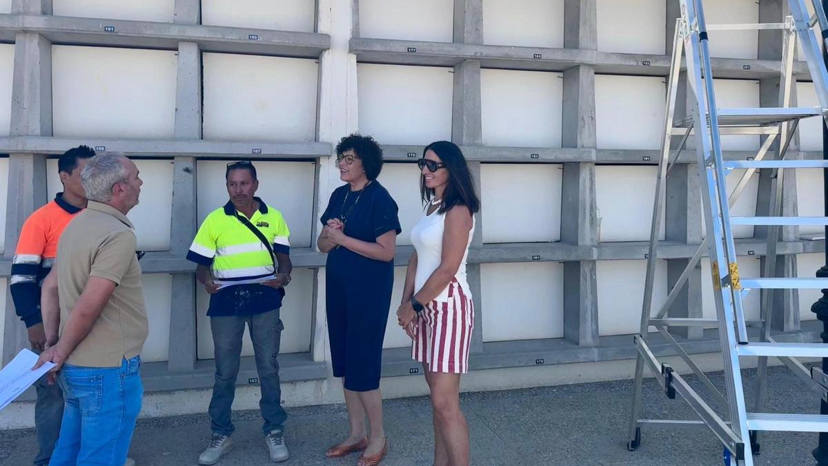 La alcaldesa de Puerto Lumbreras, María de los Ángeles Túnez, y la concejal de Espacios Públicos, Cristina Herrero, han informado del inicio de la construcción de medio centenar de nichos en el Cementerio Municipal.