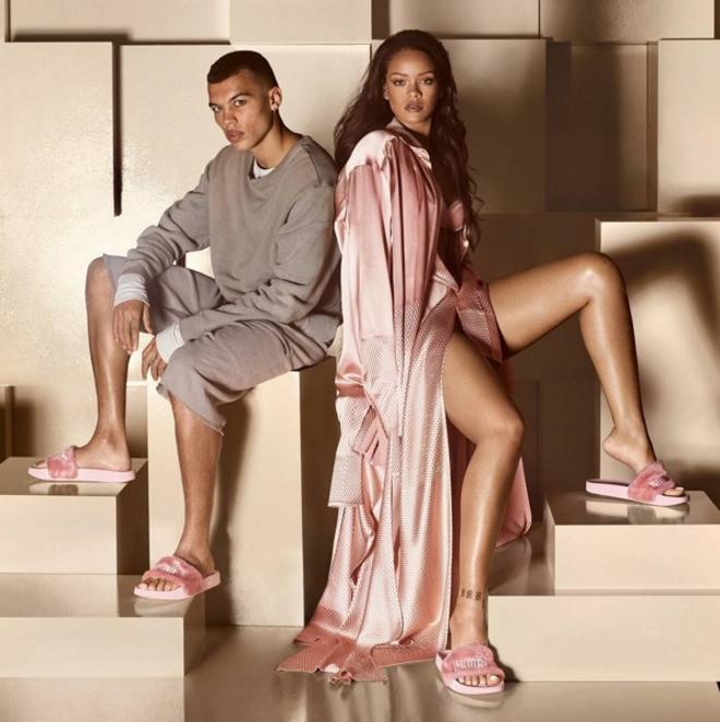 Rihanna y las sandalias de moda de Fenty x Puma