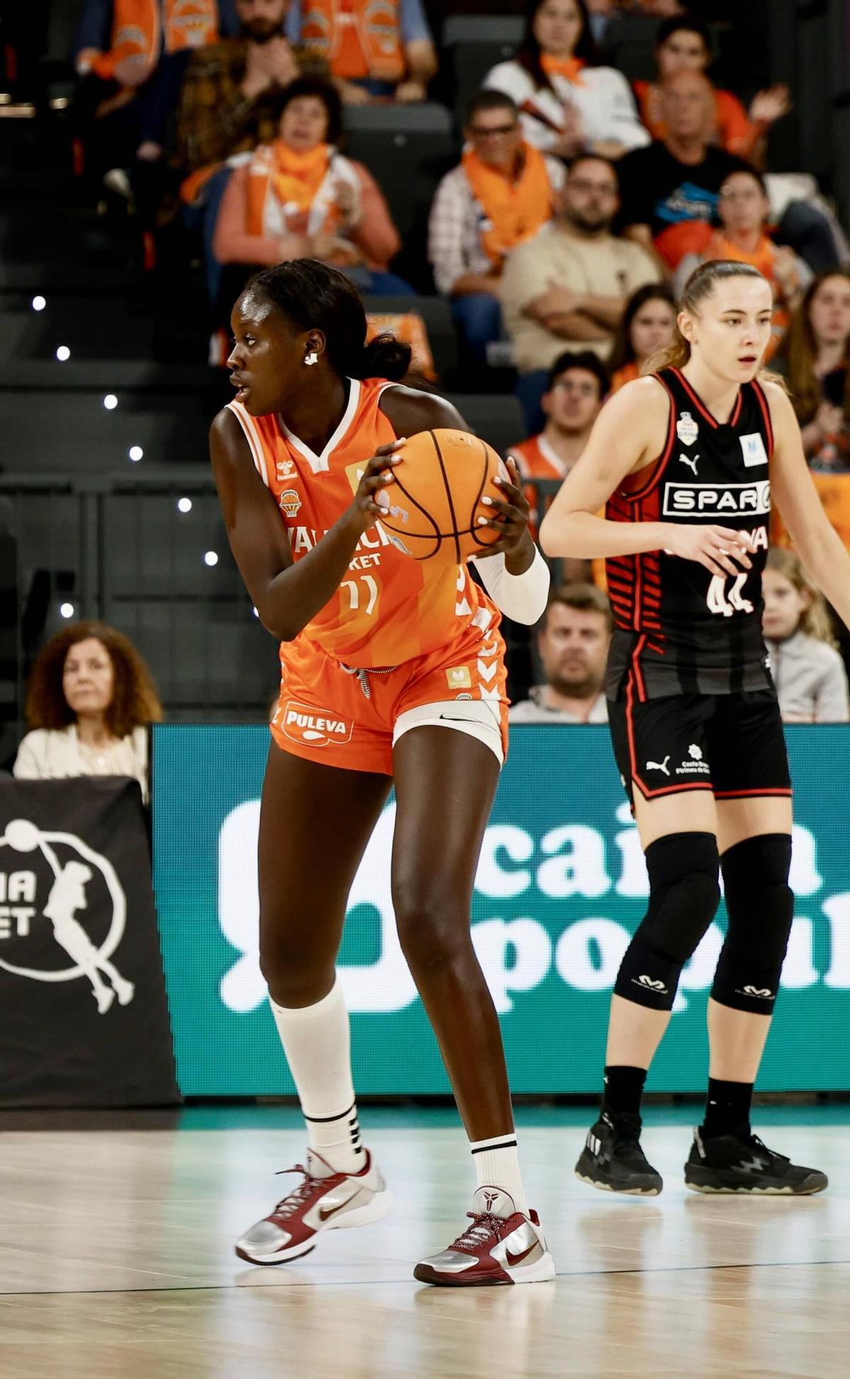 Awa Fam, durante el partido entre el Valencia Basket y el Spar Girona en el Roig Arena.