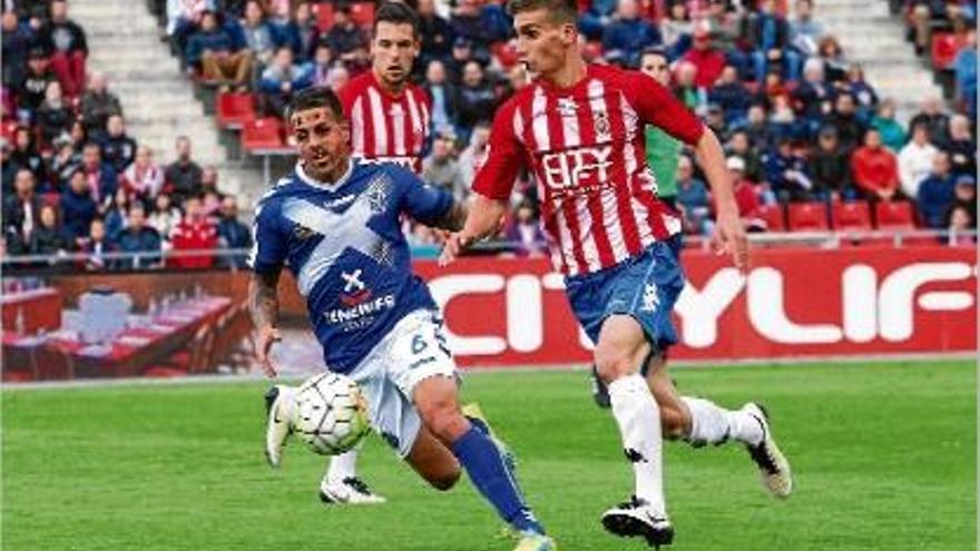 Pere Pons, en un partit de la temporada passada a Montilivi davant el Tenerife.