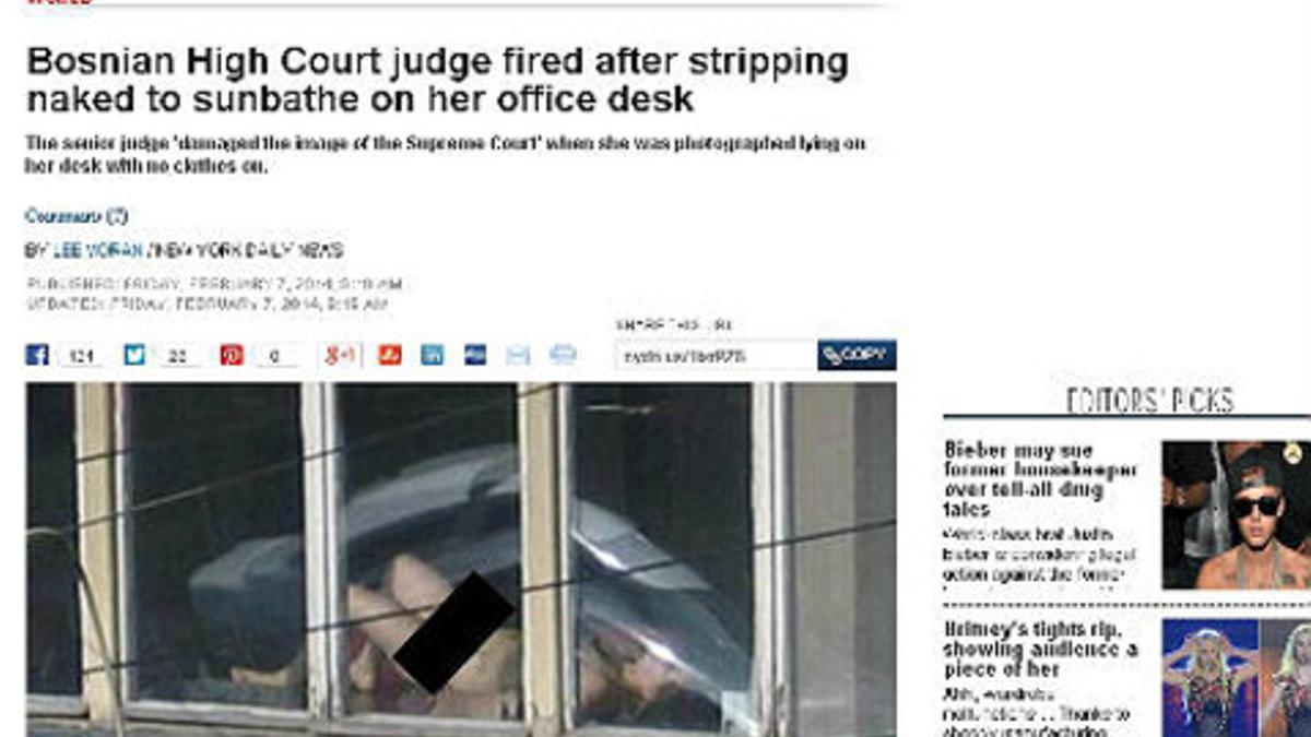 La imagen de la polémica de la jueza tomando el sol desnuda en su despacho.