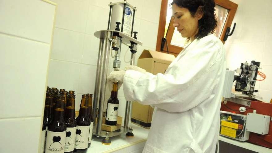 Empresa de embotellado de cerveza artesanal abierta en la comarca el pasado año. // Gustavo Santos