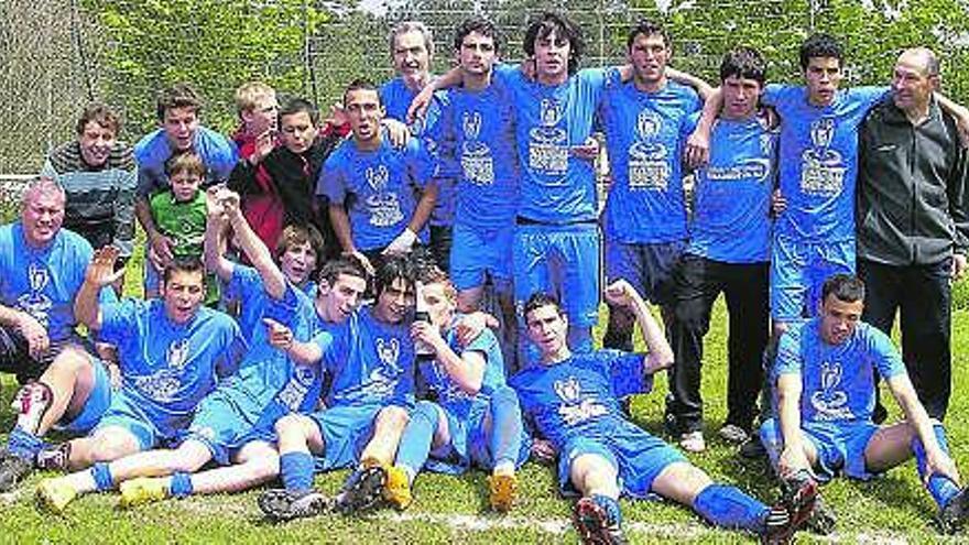 Los jugadores del Ribadedeva juvenil celebran su ascenso en el terreno de juego.