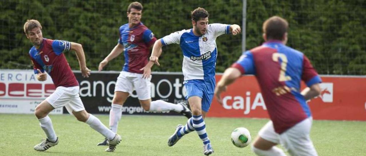 Villa, del Tuilla, controla el balón ante tres jugadores del Langreo.