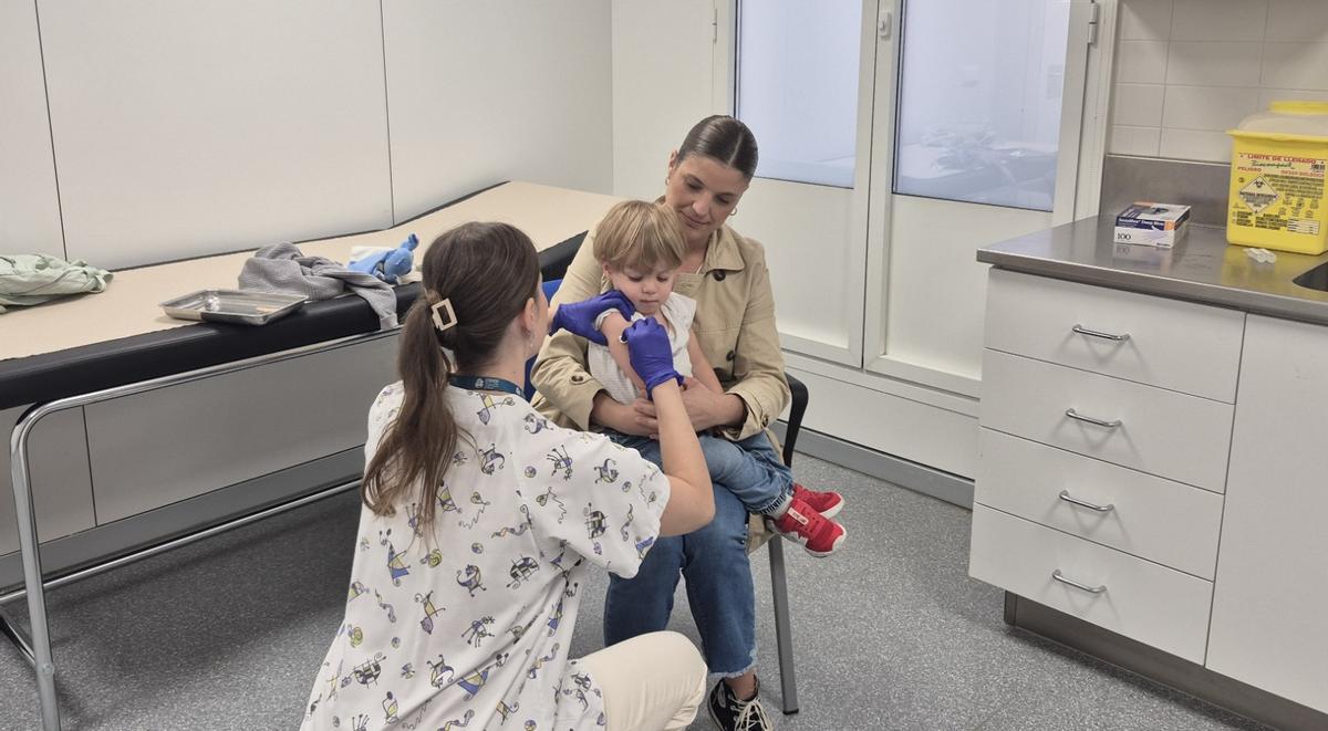Vacunació d'un nen al CAP Santa Clara de Girona.